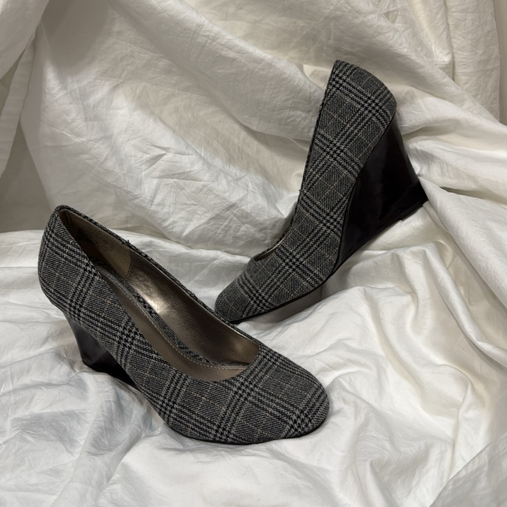 Women’s Dexter Plaid Black and Gray Wedge High Heel Shoes. Size 8
